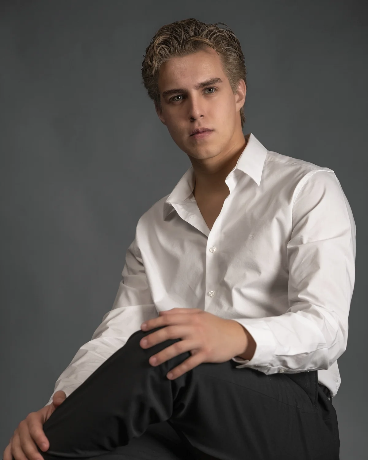 Retrato profesional de Andre Aguilera con camisa blanca.