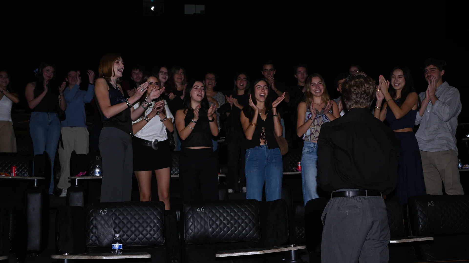 Público de pie aplaude en la sala tras la proyección de El Desvelo en Polanco.