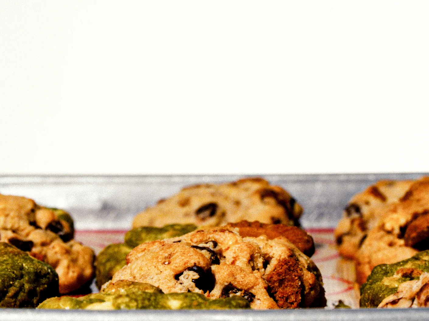 Galletas doradas y verdes sobre una bandeja.