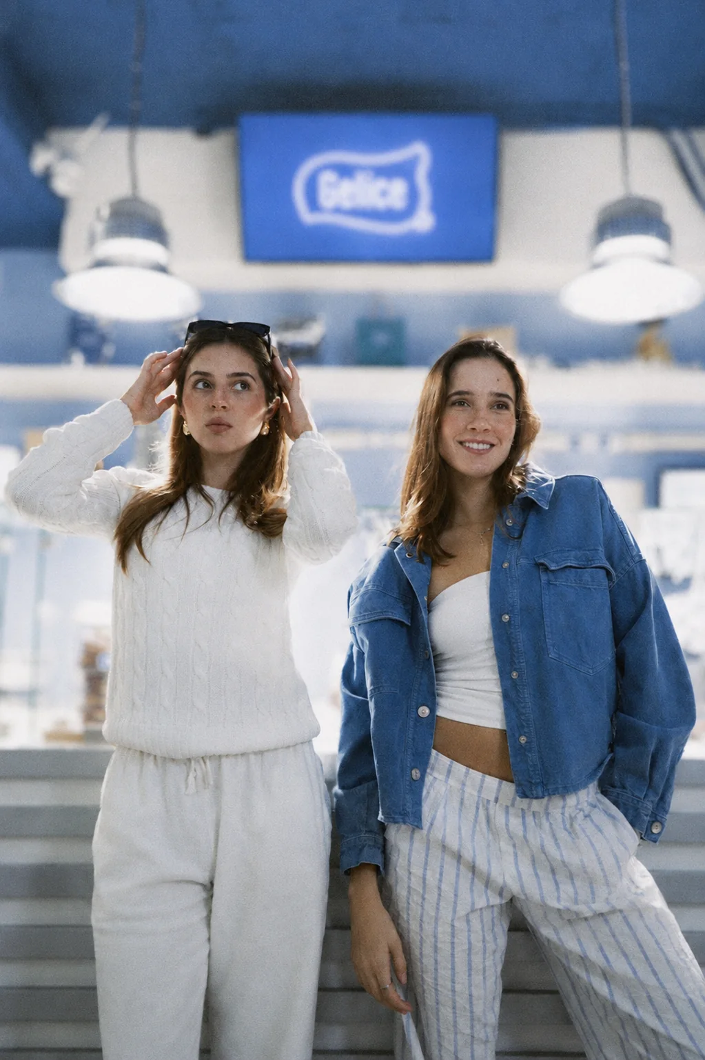 Ines y Nana posan frente al mostrador azul de Gelice.
