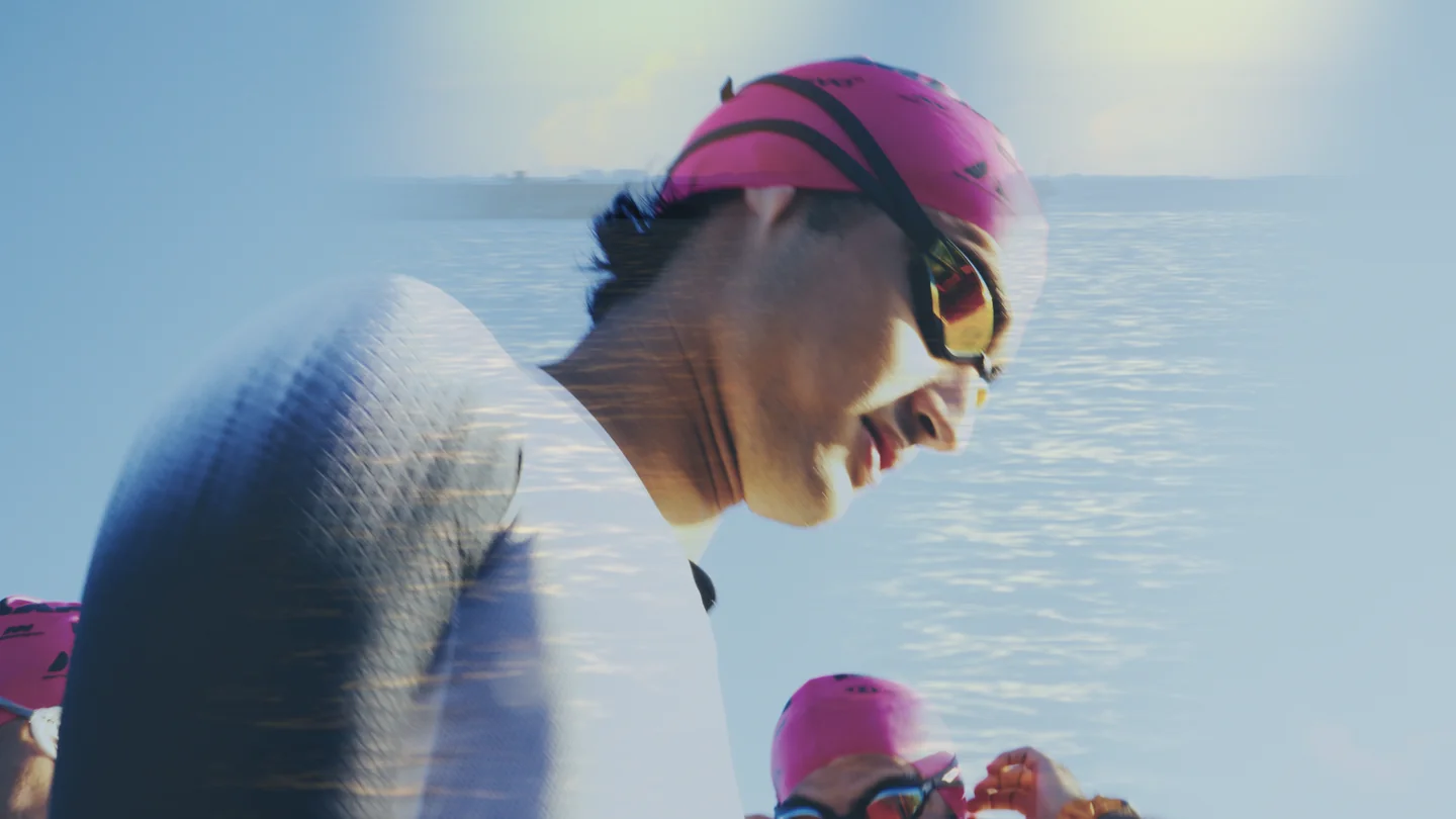 Perfil con gorro rosa superpuesto sobre el mar.