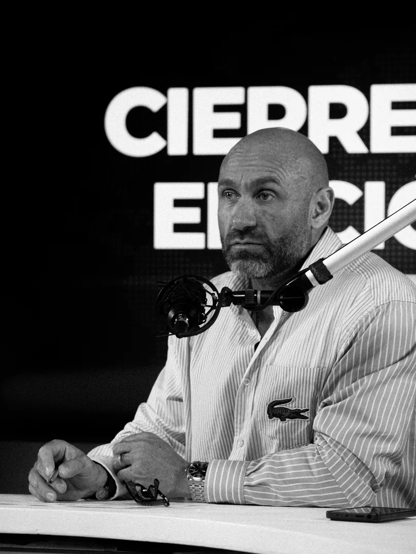 Pedro Ferriz en blanco y negro ante el micrófono, con fondo tipográfico.