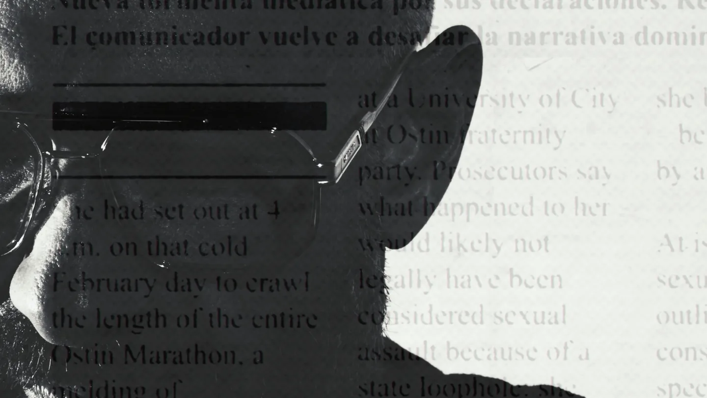 Gafas sobre un collage de recortes de periódico en blanco y negro.